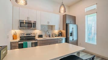 Fridge, microwave, stovetop, dishwasher