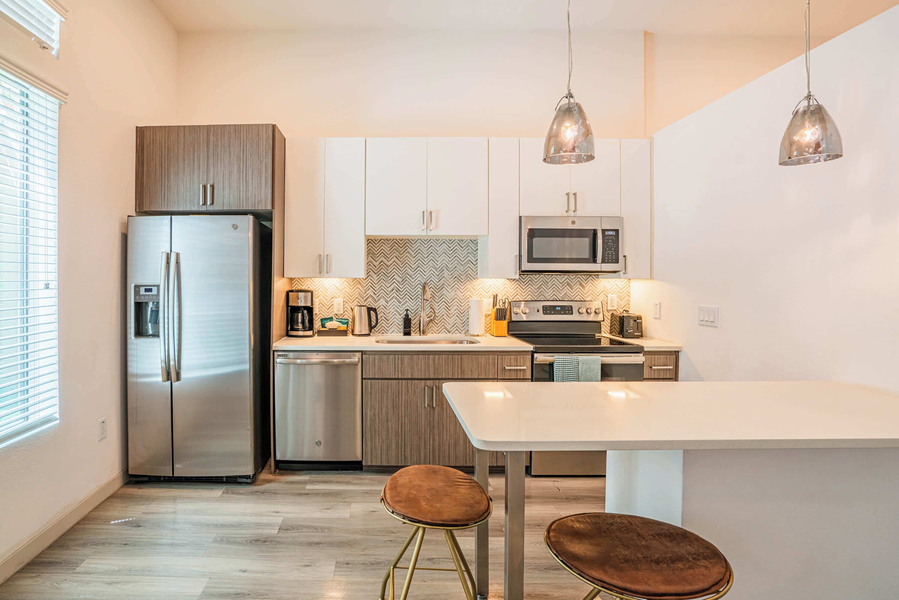 Fridge, microwave, stovetop, dishwasher