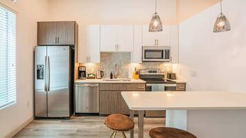 Fridge, microwave, stovetop, dishwasher