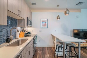 Fridge, microwave, stovetop, dishwasher - Boulevard Stays Modern Roosevelt Row Suite 1BR Pool, Gym 4 (Phoenix)