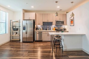 Réfrigérateur, micro-ondes, plaque de cuisson, lave-vaisselle