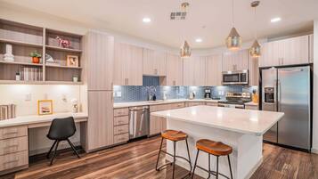 冰箱、微波炉、炉灶、洗碗机