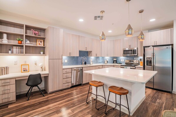 Fridge, microwave, stovetop, dishwasher