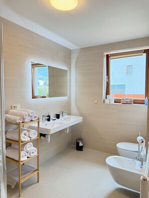 Douche, sèche-cheveux, bidet, serviettes fournies