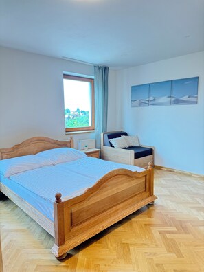 3 bedrooms, iron/ironing board, Internet, bed sheets