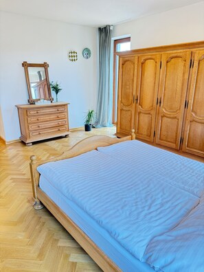 3 habitaciones, tabla de planchar con plancha, internet y ropa de cama