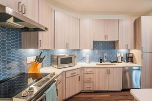 Kühlschrank, Mikrowelle, Herdplatte, Geschirrspüler