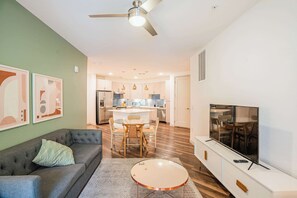 TV, offices - Boulevard Stays Modern Roosevelt Row Suite 2BR Pool, Gym 6 (Phoenix)