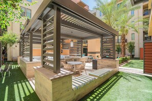Outdoor dining - Boulevard Stays Modern Roosevelt Row Suite 2BR Pool, Gym 6 (Phoenix)