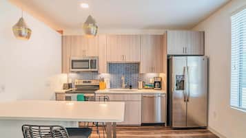 Fridge, microwave, stovetop, dishwasher