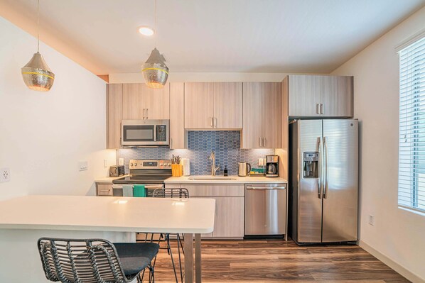 Refrigerador, microondas, parrilla de estufa y lavavajillas