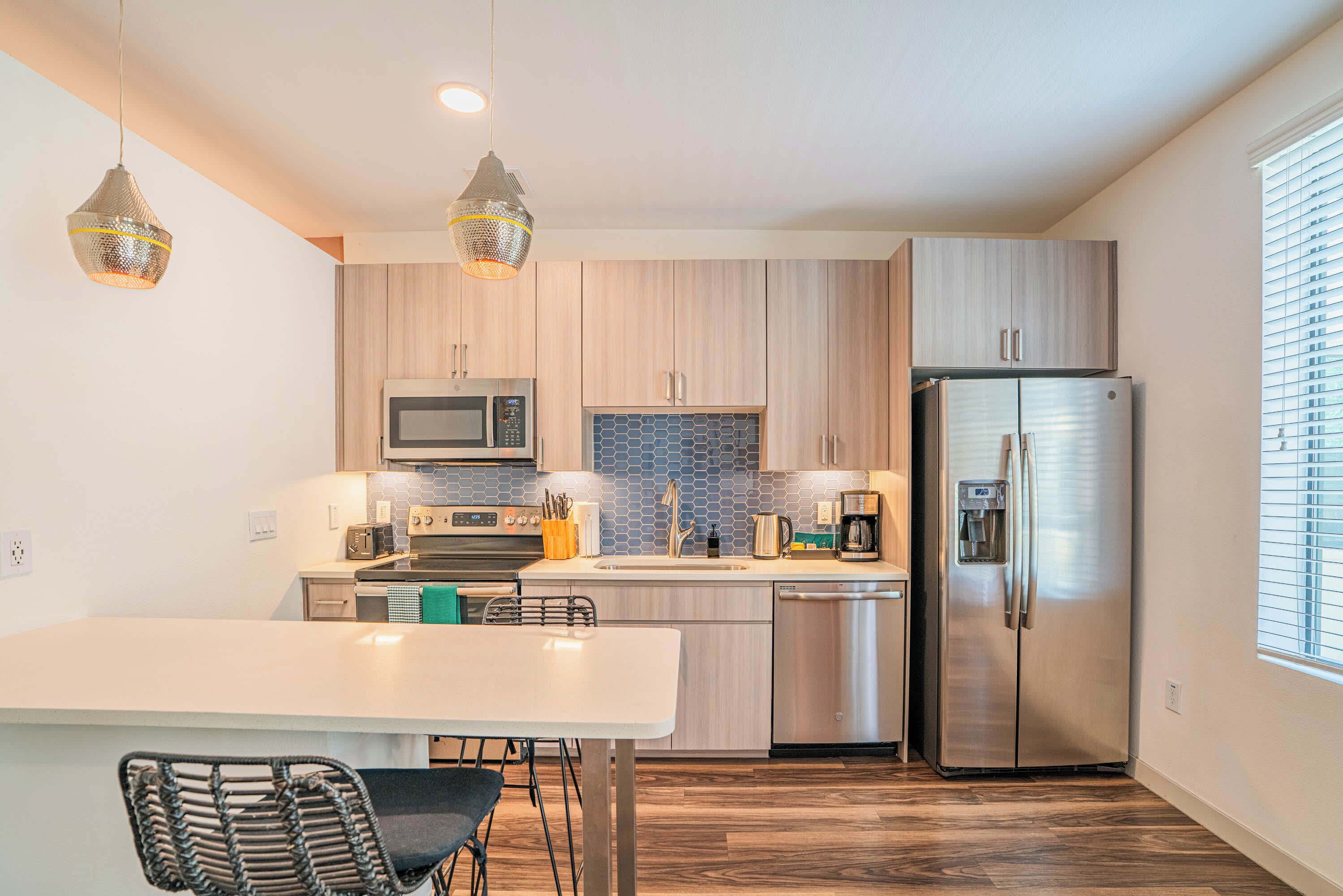 Fridge, microwave, stovetop, dishwasher