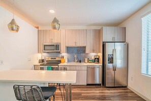 Fridge, microwave, stovetop, dishwasher