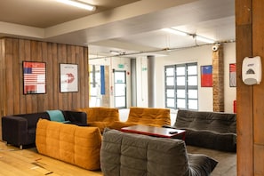 Coin salon dans le hall