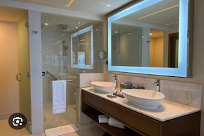 Dusche, Whirlpool, Haartrockner, Bidet