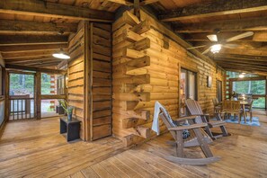 Outdoor dining - Whimsical Ways - Hot tub-screen porch-pet friendly (Blue Ridge)
