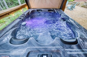 Outdoor spa tub - Whimsical Ways - Hot tub-screen porch-pet friendly (Blue Ridge)