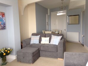 TV - Spectacular Sea Views across the Marina & beyond 2-bedroom cottage in Brixham (Brixham)