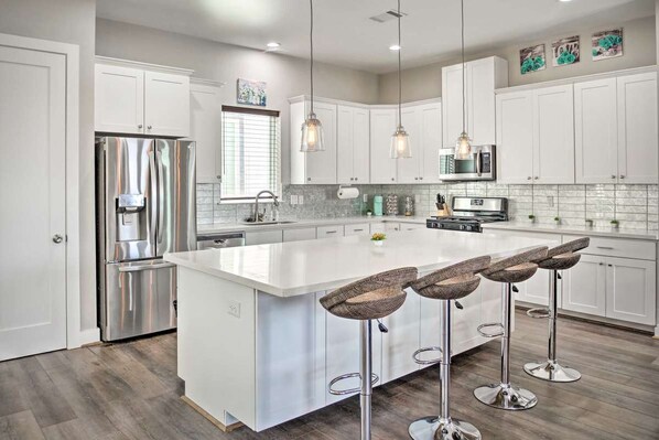 Réfrigérateur, micro-ondes, four, plaque de cuisson