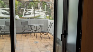 A balcony with a view of a building and a boat. - Beachfront apartment in San Giovanni li Cuti suitable for families (Catania)