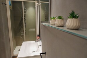 Chuveiro, secador de cabelo, bidê, toalhas de banho