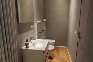 Doccia, asciugacapelli, bidet, asciugamani