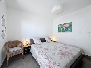 1 bedroom, desk