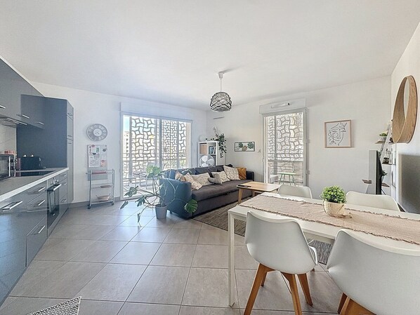 TV, books - Le Naïa, Cosy & Chic at Port Marianne, parking. (Montpellier)