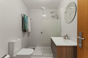 Dusche, Haartrockner, Handtücher