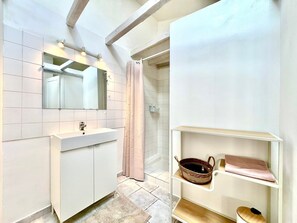 Ducha, secador de pelo, toallas