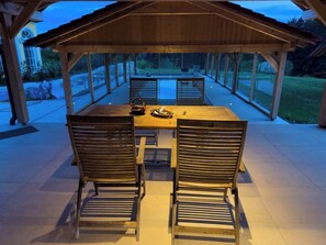Outdoor dining - Luxury Private Chalet with Heated Pool – Peace, Style & Nature in Styria (Graschuh)