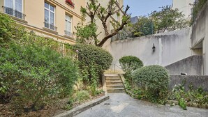 A narrow alleyway with a concrete path leading to a set of stairs. - Charming Apartment Center of Paris Le Marais (Paris)