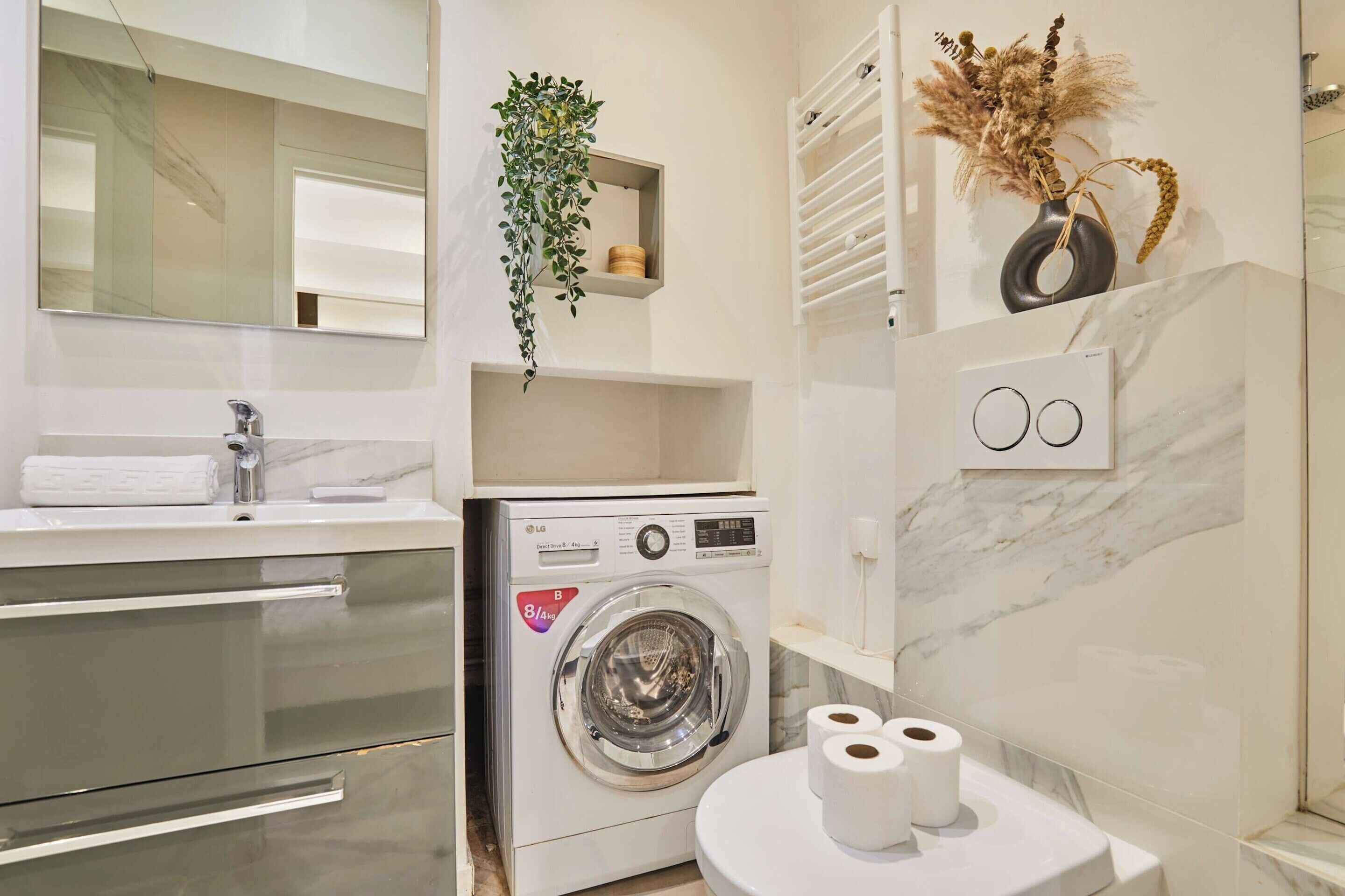 Apartment | Bathroom | Hair dryer, soap, shampoo