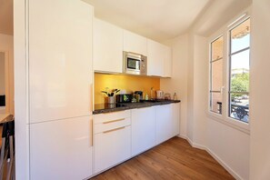 Kühlschrank, Mikrowelle, Herdplatte, Geschirrspüler