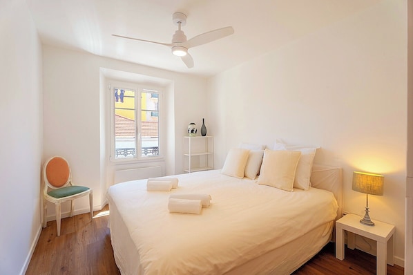 3 bedrooms, iron/ironing board, bed sheets