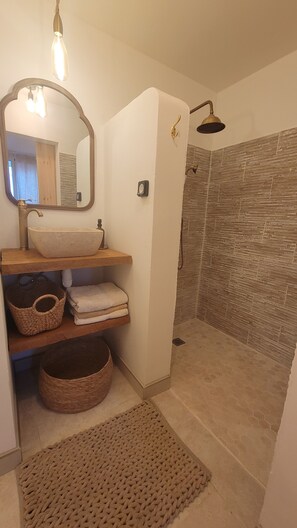 Serviettes fournies, savon, papier toilette