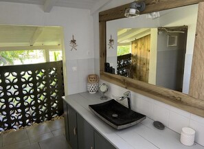 Douche, sèche-cheveux, serviettes fournies, savon