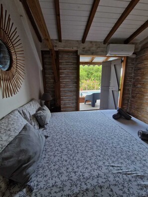 5 bedrooms, iron/ironing board, internet, bed sheets