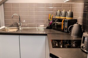 Geladeira, micro-ondas, cooktop, cafeteira/chaleira