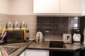 Køleskab, mikrobølgeovn, kogeplade, kaffe-/temaskine