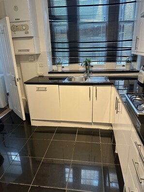 Fridge, microwave, oven, stovetop - Chelsea - Parent Airbnb listing (Chelsea)