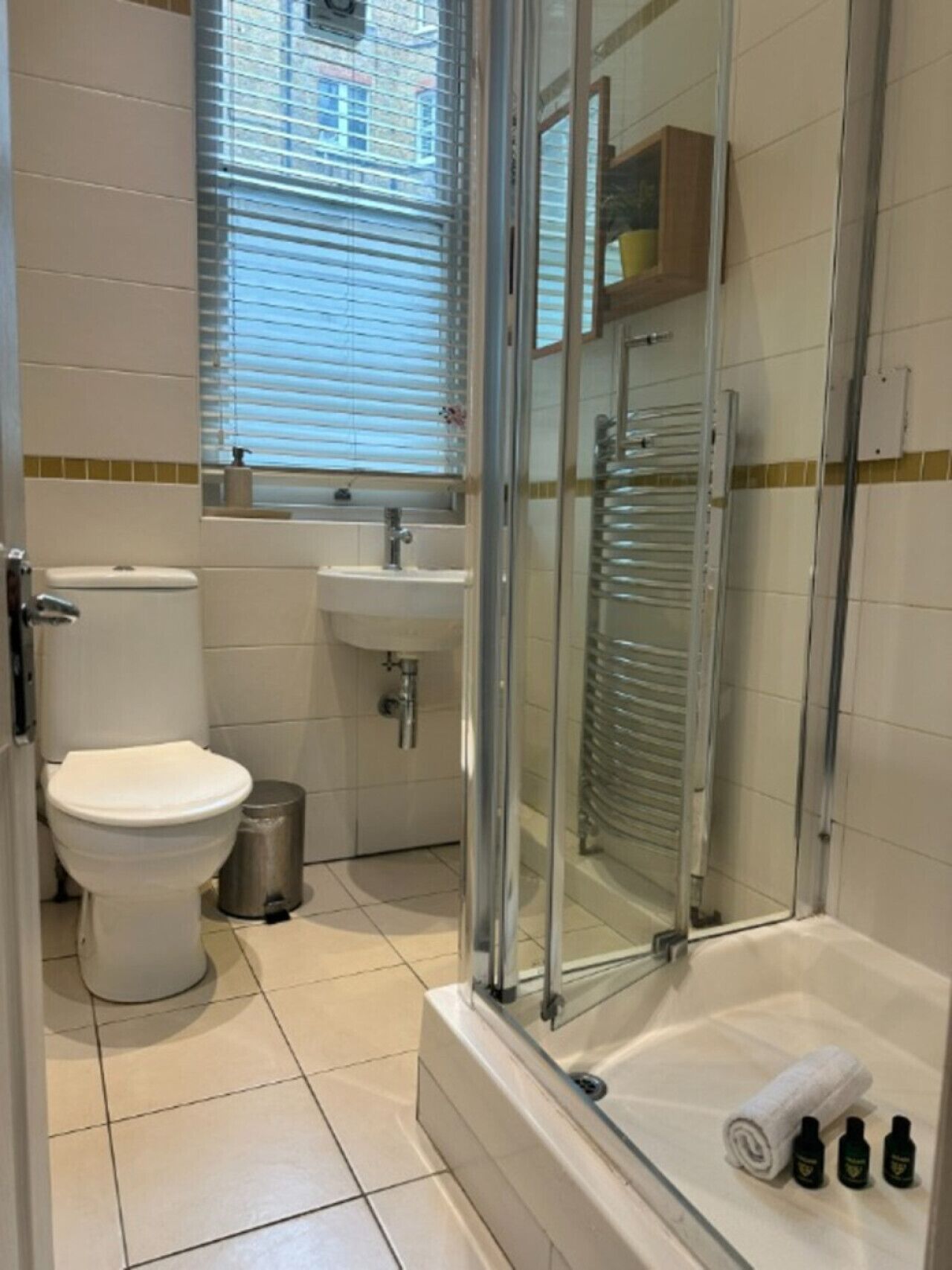 Sèche-cheveux, serviettes fournies