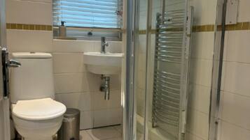 SĂšche-cheveux, serviettes fournies