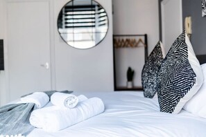 1 habitación, tabla de planchar con plancha, cuna de viaje y wifi