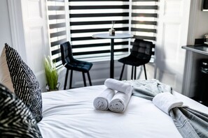 1 habitación, tabla de planchar con plancha, cuna de viaje y wifi