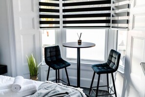 1 habitación, tabla de planchar con plancha, cuna de viaje y wifi