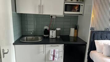 Réfrigérateur, micro-ondes, plaque de cuisson, cafetiÚre/bouilloire