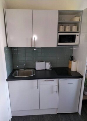 Geladeira, micro-ondas, cooktop, cafeteira/chaleira