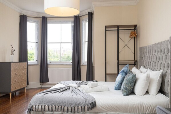 3 habitaciones, tabla de planchar con plancha, wifi y ropa de cama