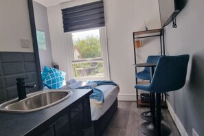 1 غرفة نوم ومكواة/لوح كي وواي فاي وملاءات أسرّة